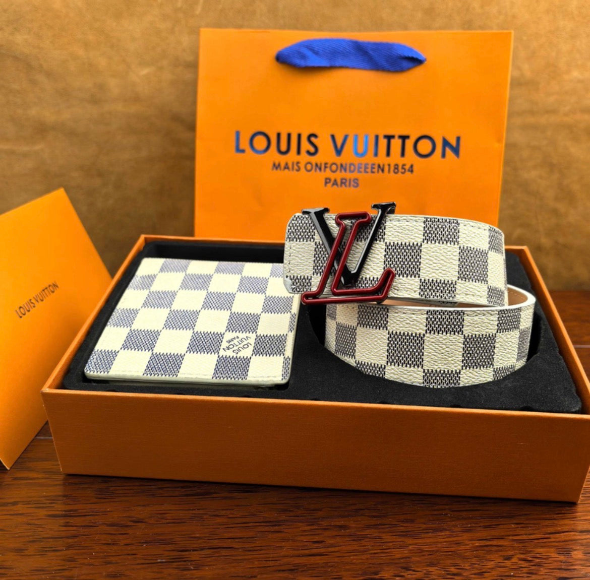 Ceinture et portefeuille LV