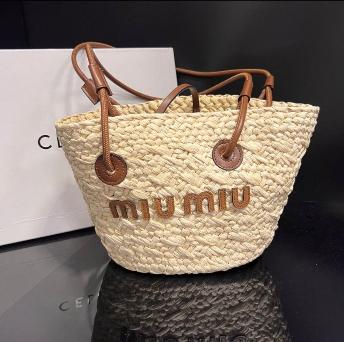 Sac à main et  chapeau :MIU MIU