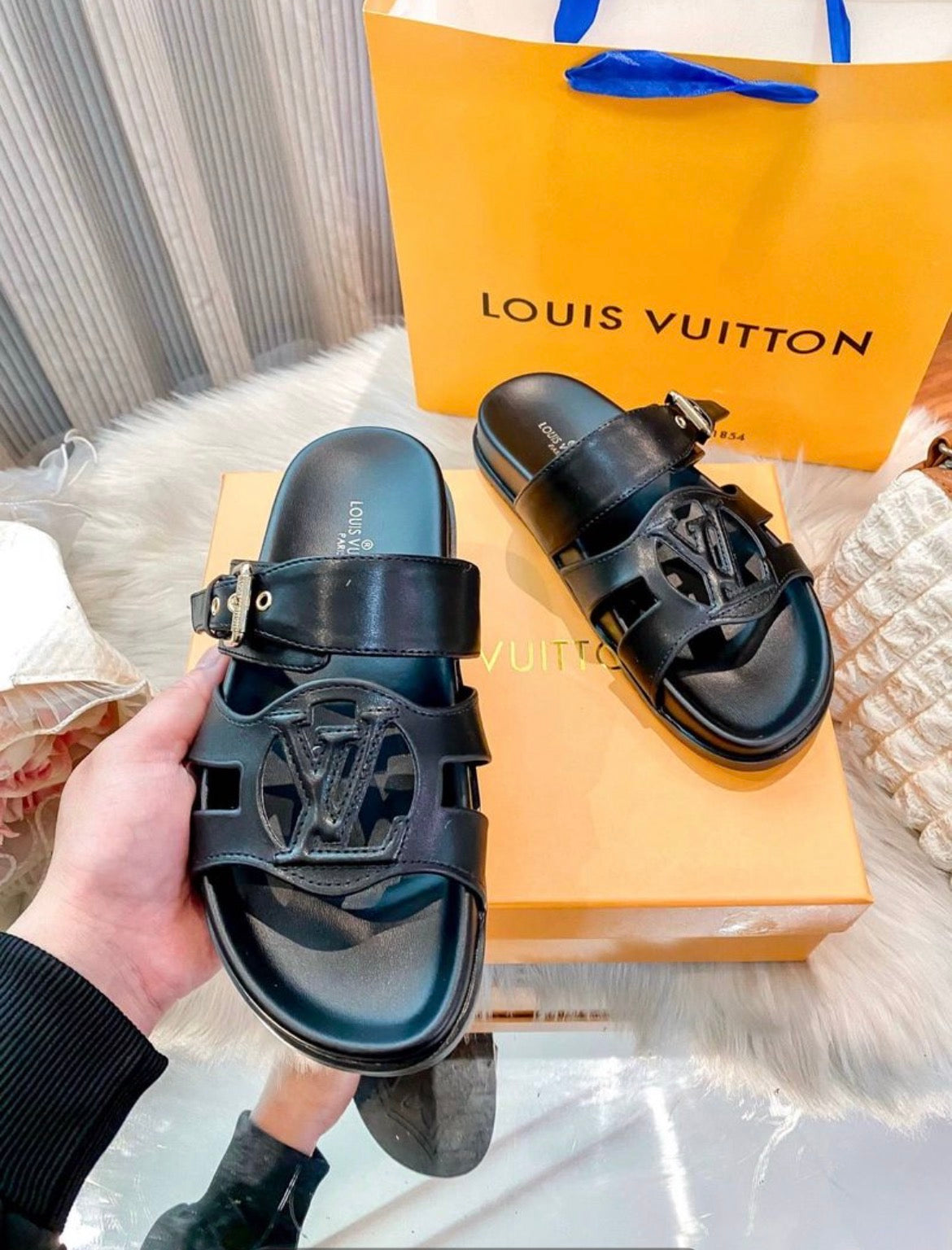Pantoufles homme :LV
