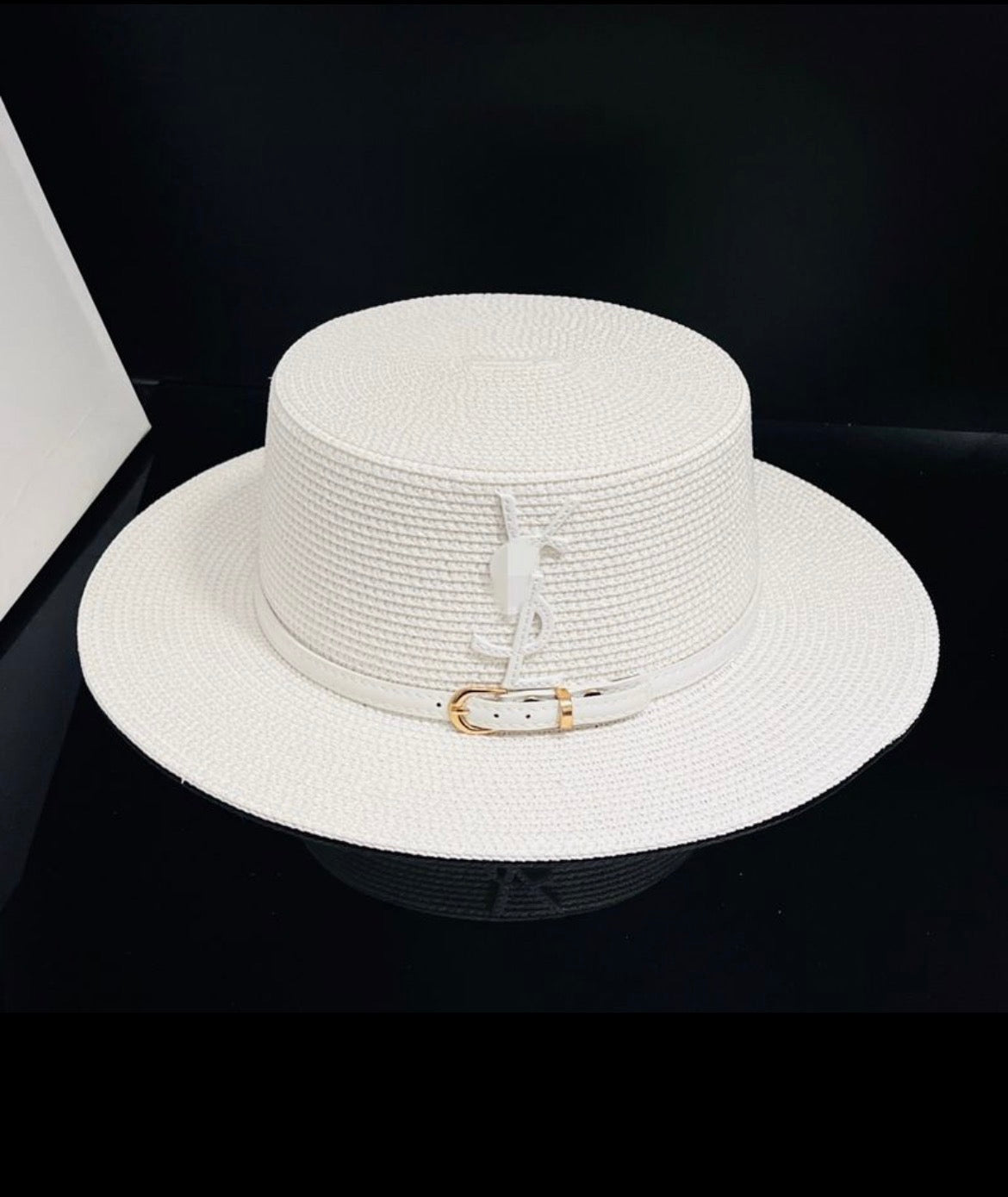 Sac à main et chapeau :YVE SAINT LAURENT