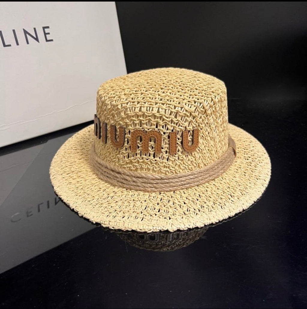 Sac à main et  chapeau :MIU MIU