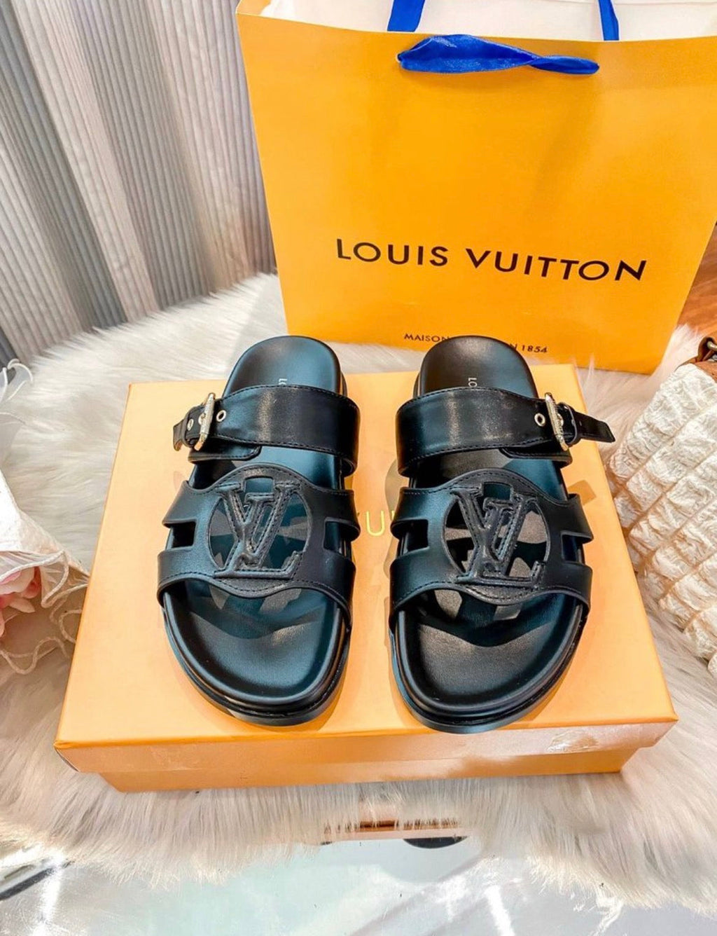 Pantoufles homme :LV