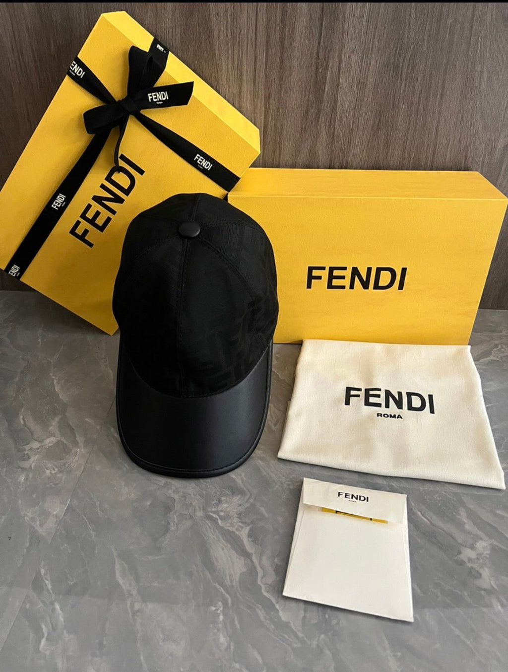 Casquette :FENDI